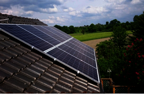 Blick auf ein Dach mit einer Photovoltaik-Anlage