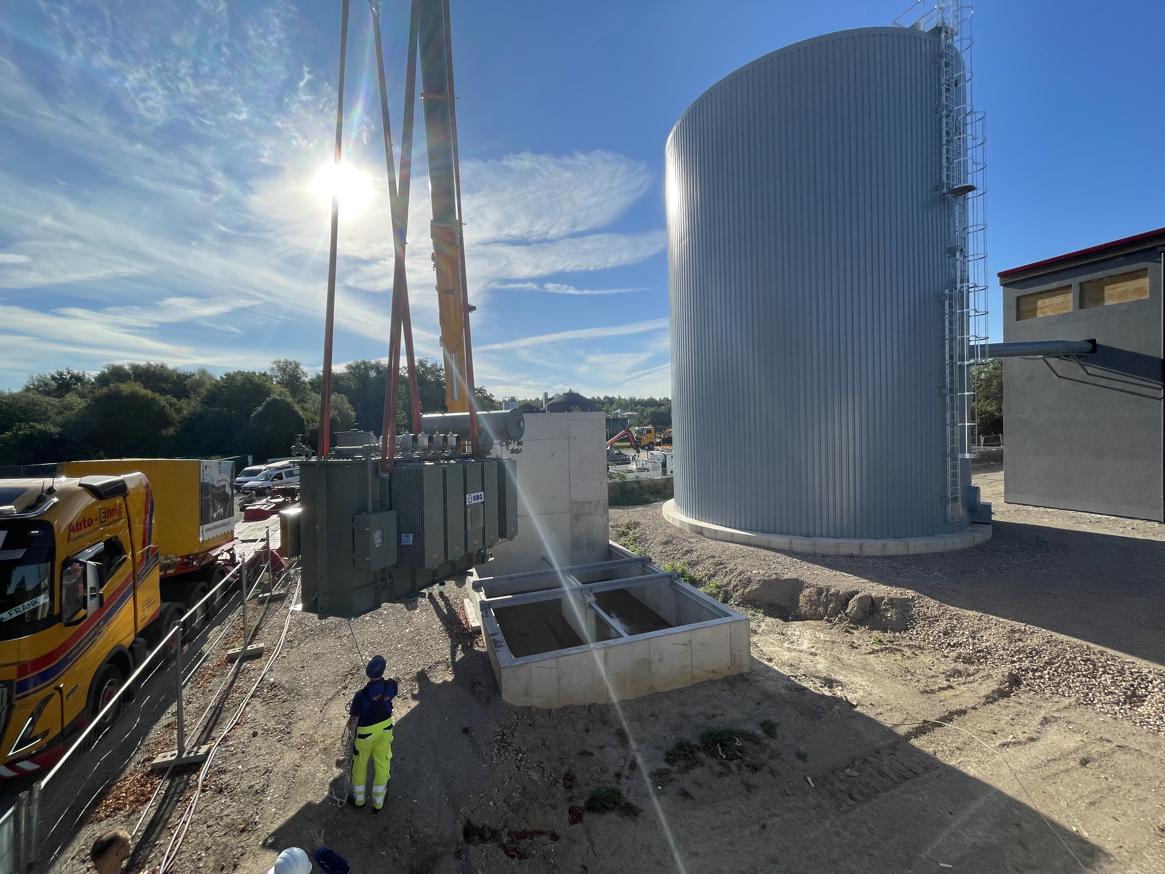 Auf der Baustelle an der Ziegelstraße wird ein Transformator wird per Kran in die Trafostation gehoben