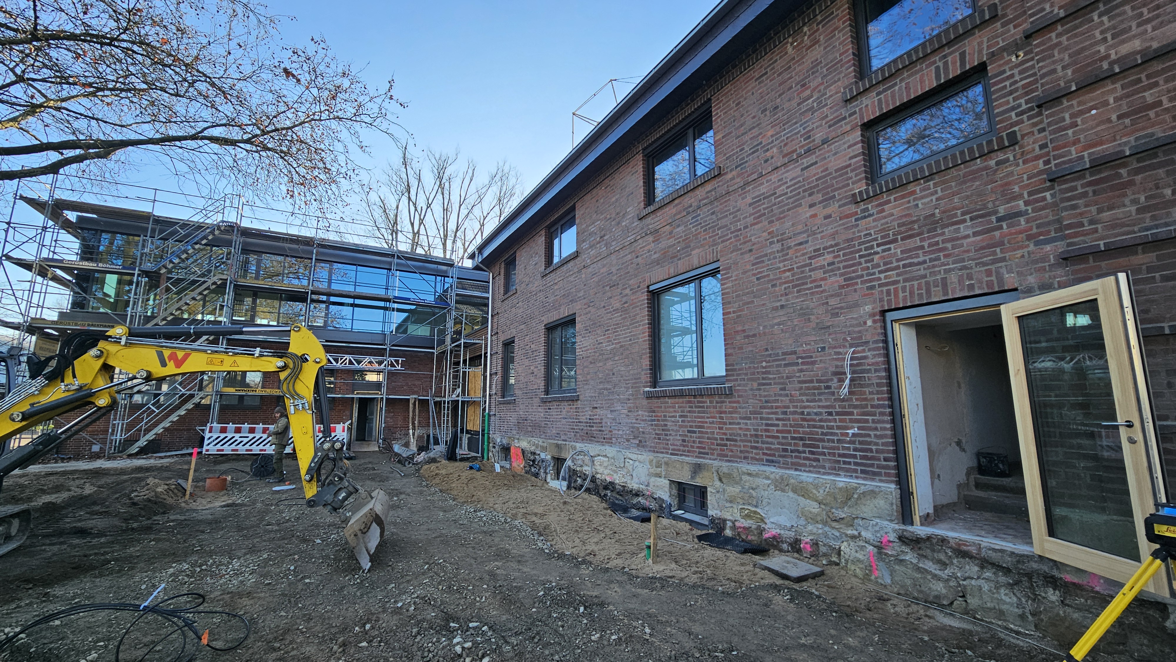 Auch am Außenbereich vor der Festhalle wird bereits gearbeitet.