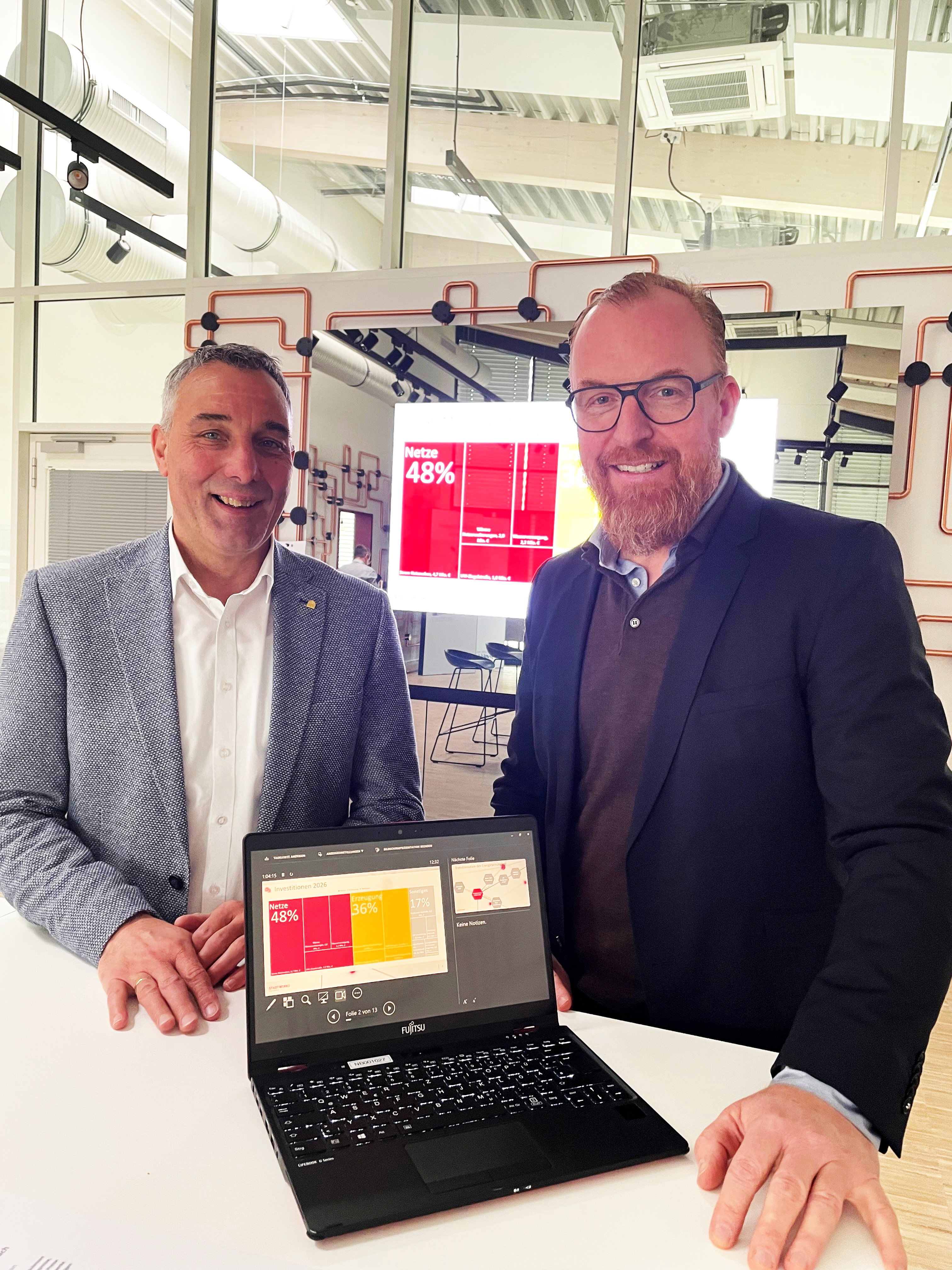 Dirk Tolkemitt und Volker Stammer präsentieren die diesjährigen Investitionsschwerpunkte der Stadtwerke.