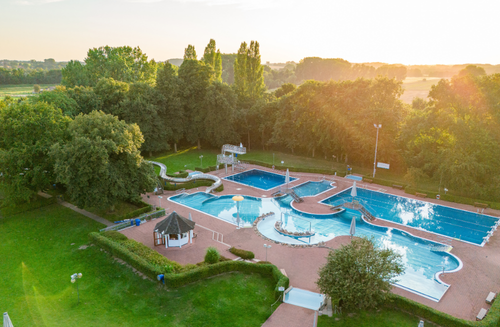 Blick von oben auf die Schwimmbecken