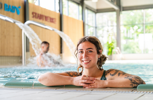 Junge Frau am Beckenrand