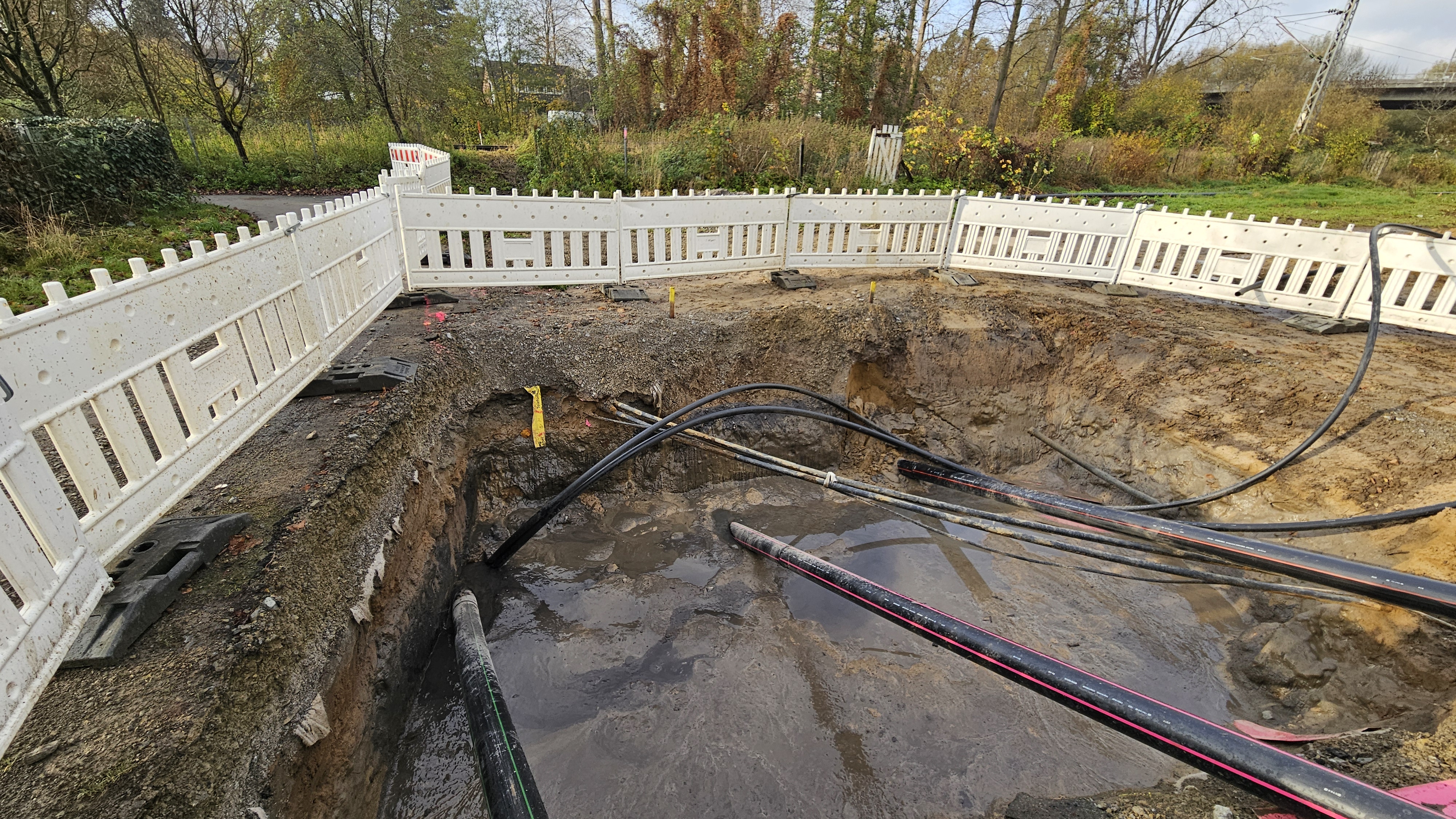 Drei 30 kV Kabel kommen am beliebten Radweg „An den Gleisen“ an.