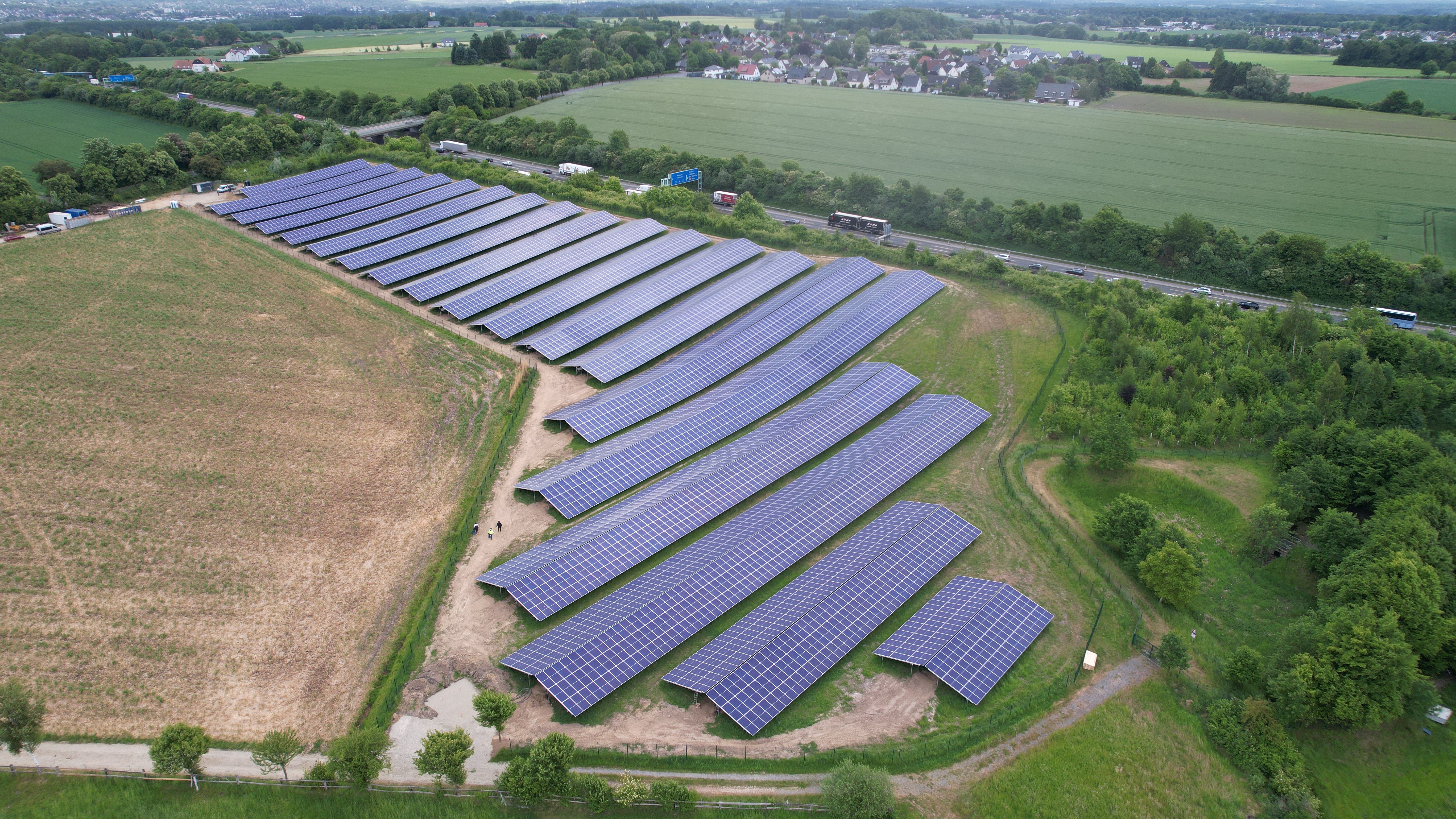 Luftaufnahme mit Blick über die Photovoltaikanlage an der Autobahn