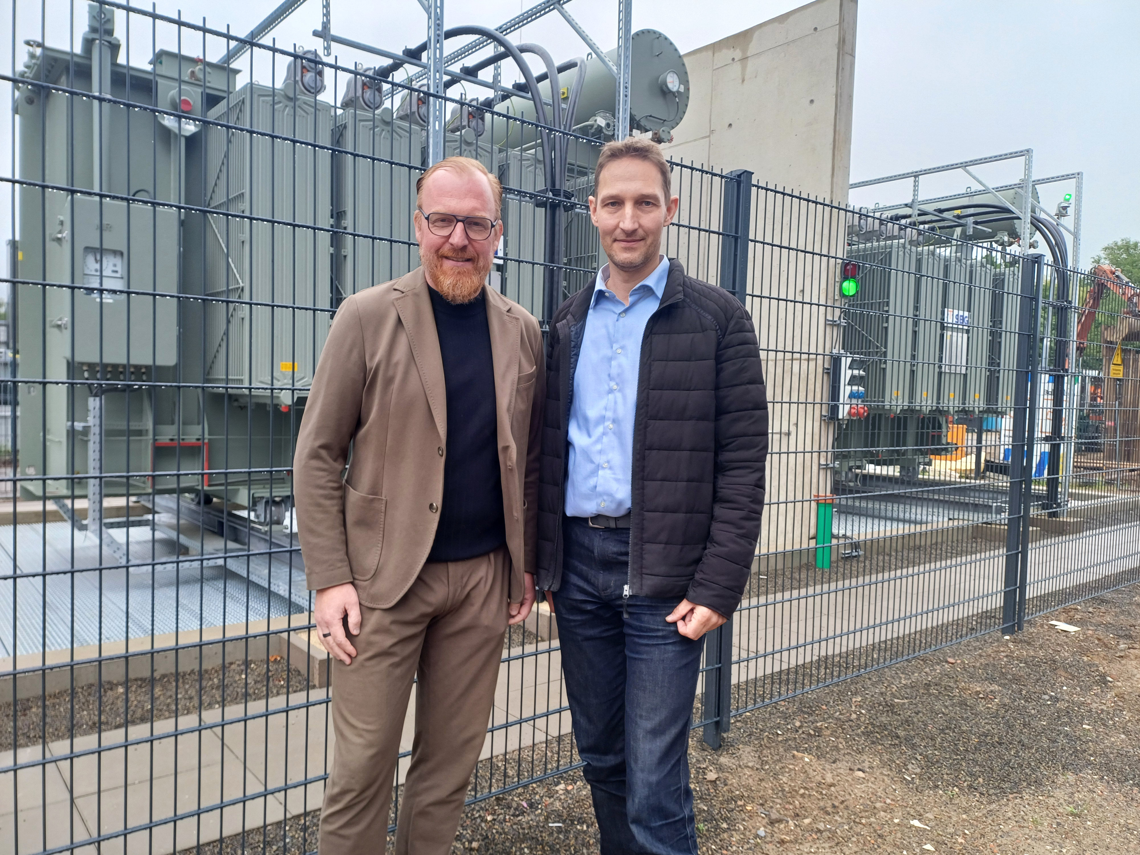 Volker Stammer (Stadtwerke Geschäftsführer) und Tim Sturhahn (Gruppenleiter Netz- und Anlagenplanung) präsentieren das neue Umspannwerk. 