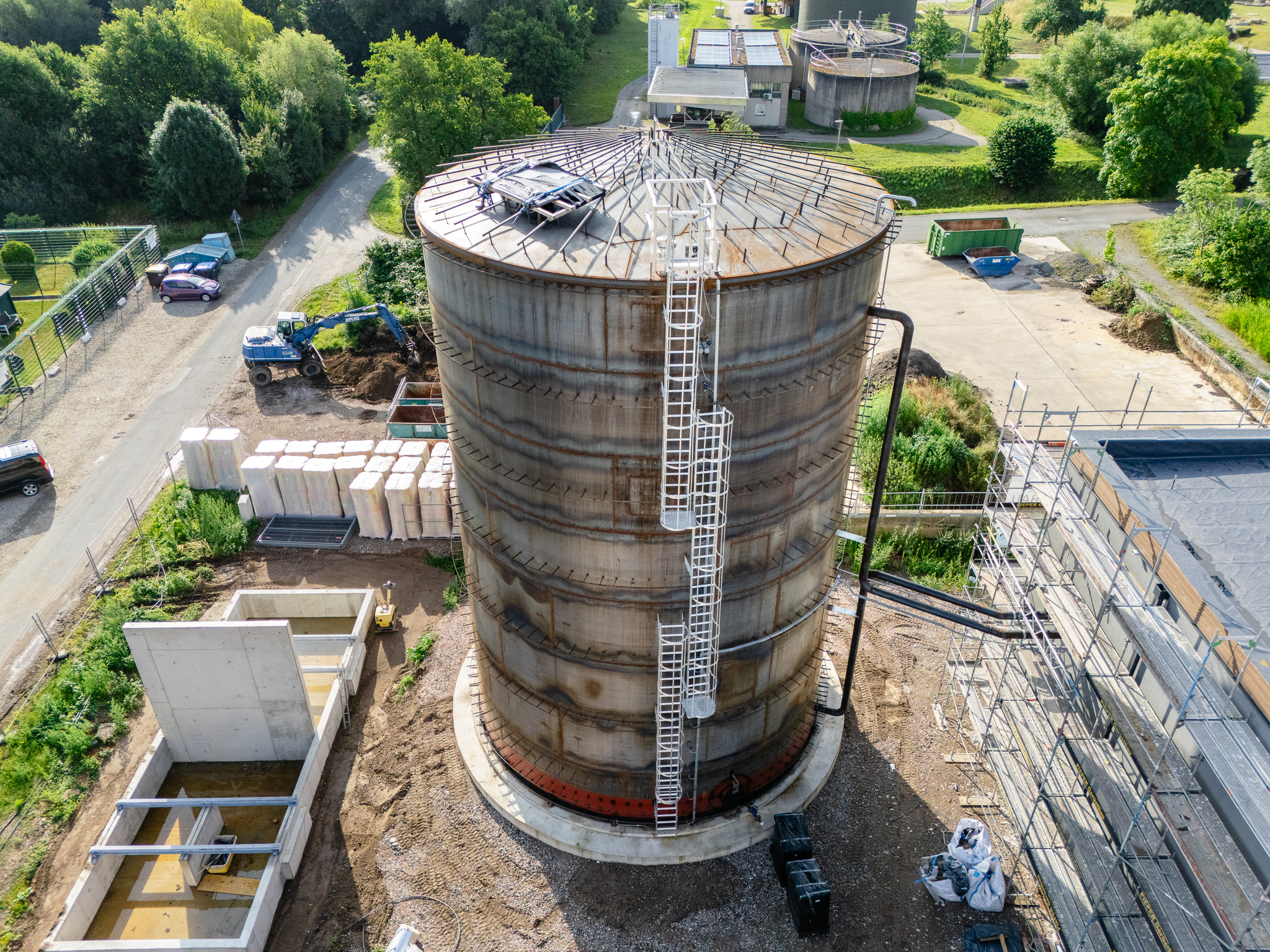 Drohnenaufnahme zeigt den 18m hohen Wärmespeicher auf der Baustelle an der Ziegelstraße.
