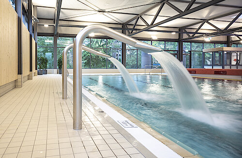 Entspannung im Lohfeld Bad unter den Massagedüsen