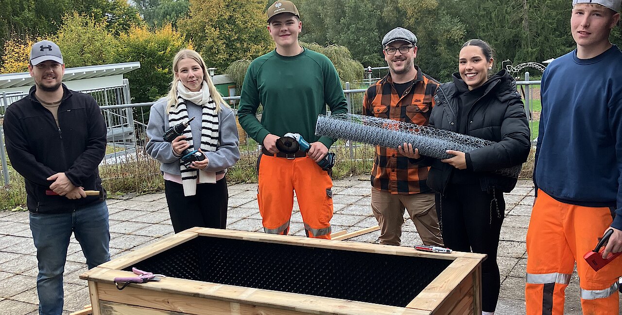 Das Team und ein gebautes Hochbeet beim Jugendzentrum @on