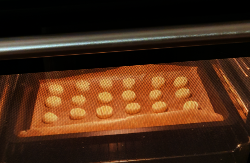 Blick in einen Backofen, in dem Kekse backen