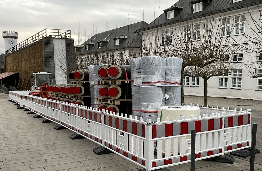 Rohre und Bagger stehen eingezäunt vor dem Gradierwerk in Bad Salzuflen