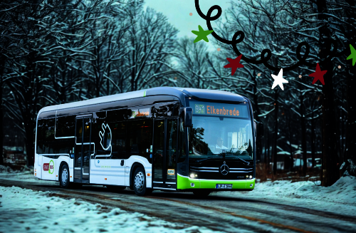 Stadtbus fährt auf einer schneebedeckten Straße