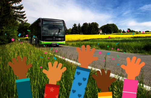 Stadtbus vor einem Feld, im Vordergrund Kinderhände