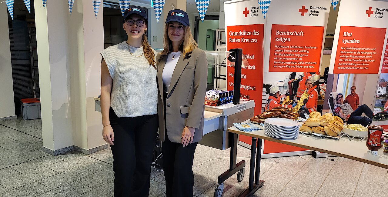 Zwei Helferinnen bei der Blutspende-Aktion vom Roten Kreuz