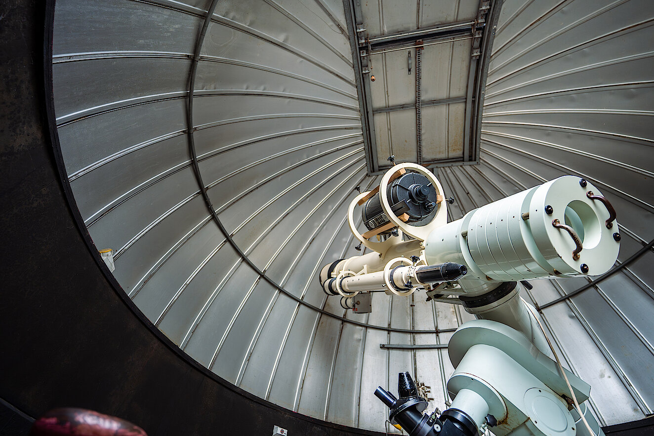 Teleskop unter der Kuppel