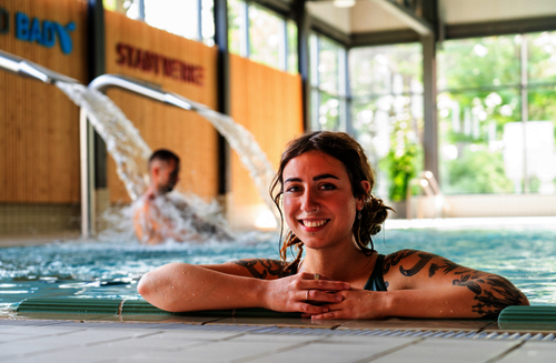 Junge Frau am Beckenrand