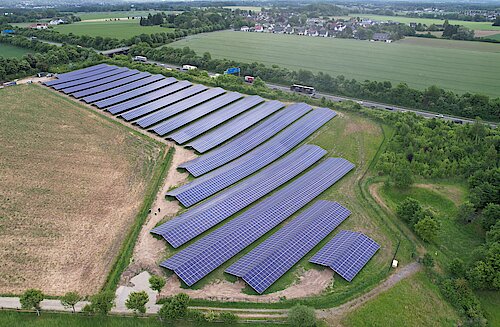 Luftaufnahme mit Blick über die Photovoltaikanlage an der Autobahn