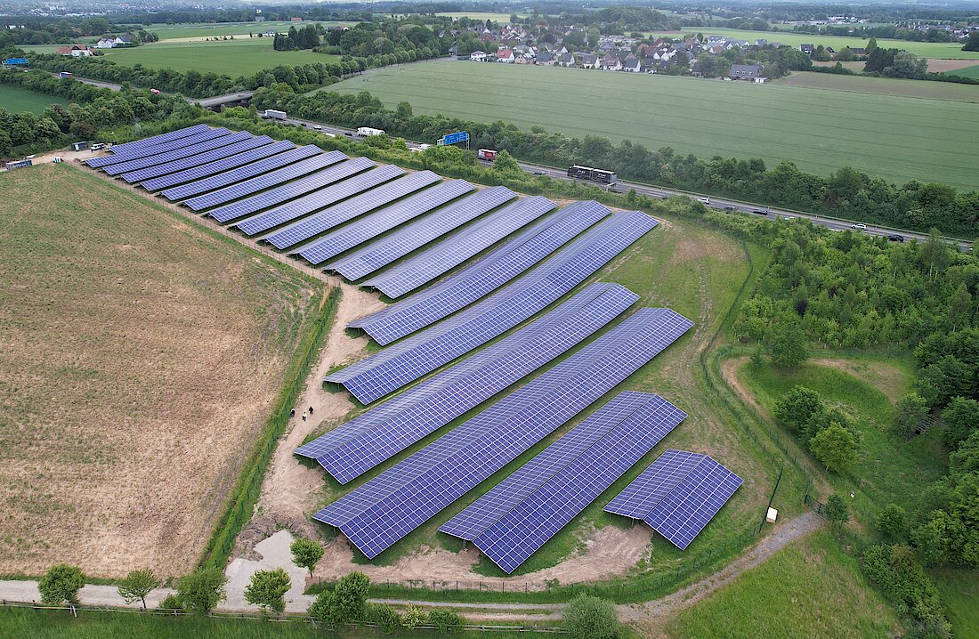 Luftaufnahme mit Blick über die Photovoltaikanlage an der Autobahn