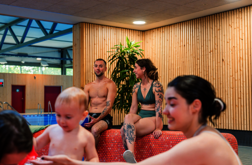 Badegäste am Kinderschwimmbecken
