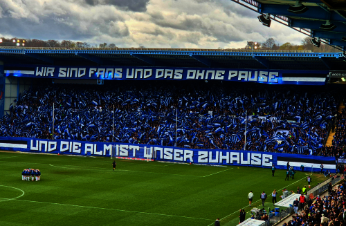 Blick auf die Südtribüne des Stadions
