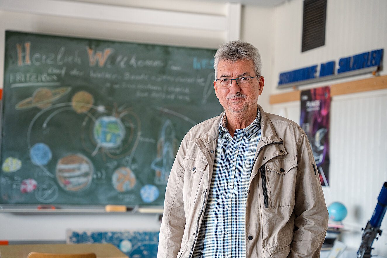 Manfred Hörsch steht vor einer Tafel