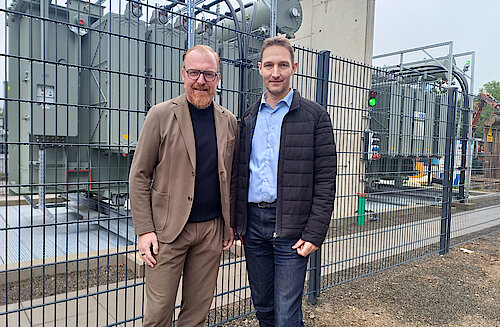 Volker Stammer (Stadtwerke Geschäftsführer) und Tim Sturhahn (Gruppenleiter Netz- und Anlagenplanung) präsentieren das neue Umspannwerk. 