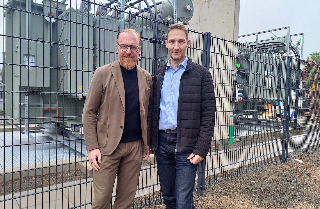 Volker Stammer (Stadtwerke Geschäftsführer) und Tim Sturhahn (Gruppenleiter Netz- und Anlagenplanung) präsentieren das neue Umspannwerk. 