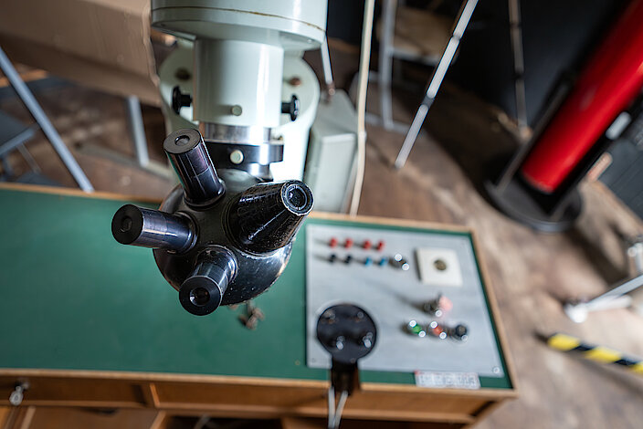 Teleskop-Okular hängt über einem Bedienfeld