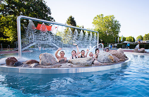 Kinder im Schwimmbecken
