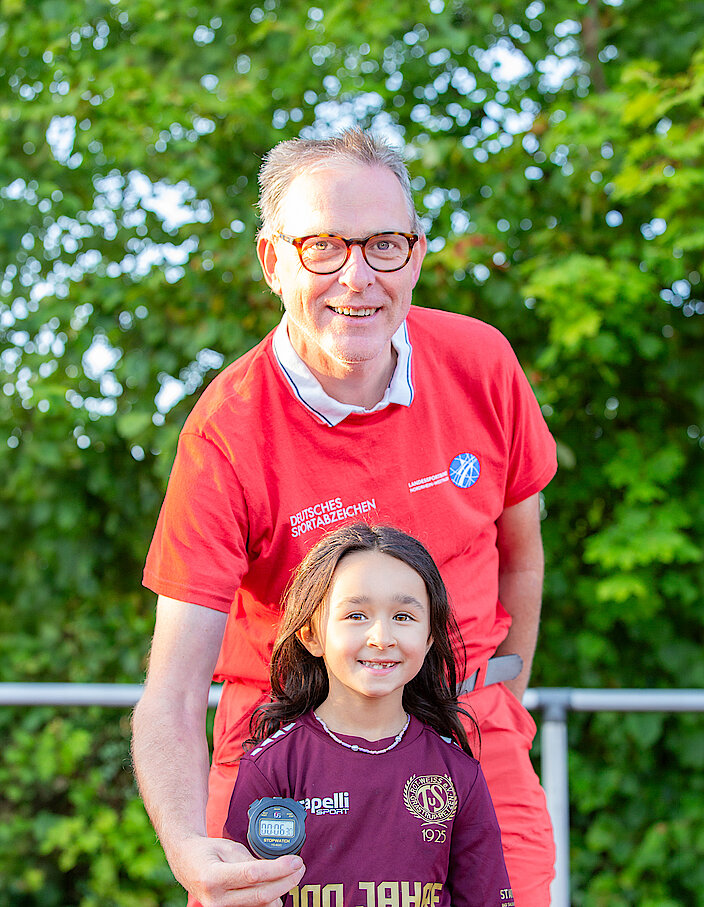 Geschafft: Stützpunktleiter Uwe Heiland freut sich über jede Bestleistung der Sportabzeichen-Anwärterinnen und Anwärter.