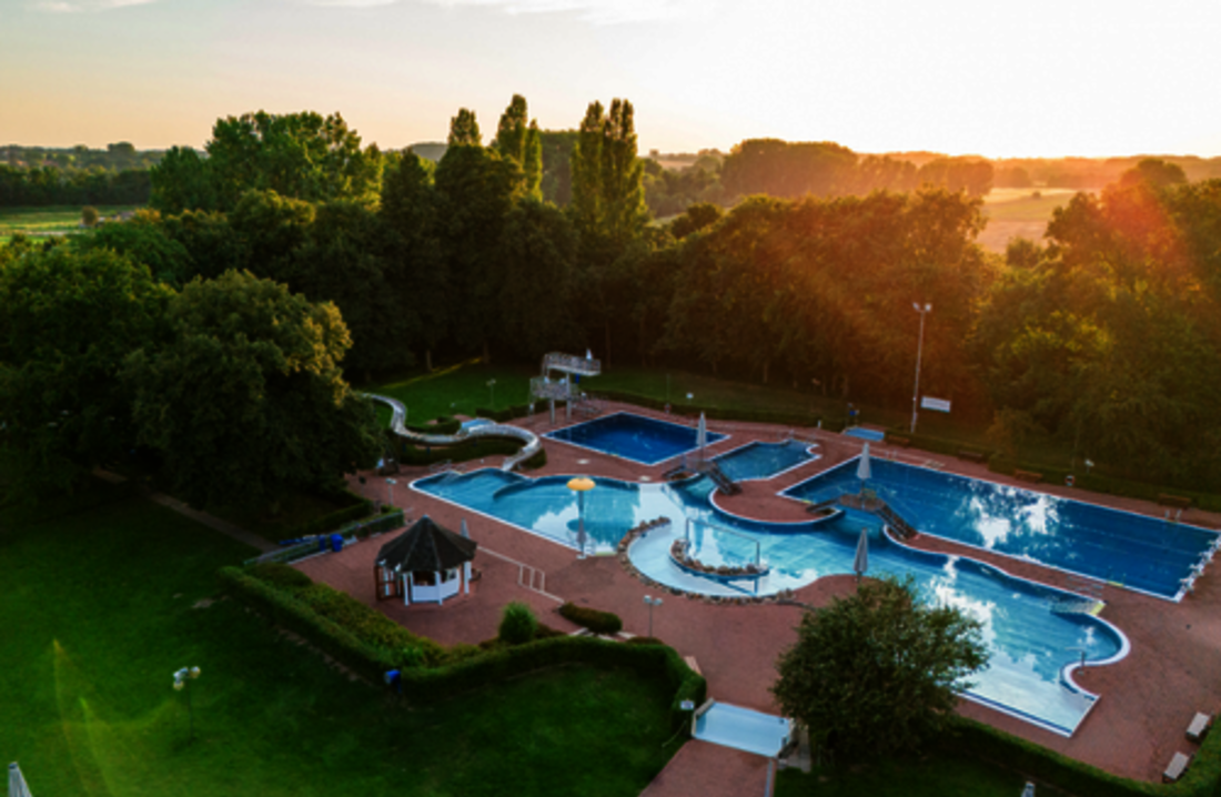 Blick von oben auf die Schwimmbecken