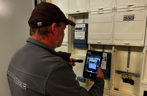 Mann bei der Ablesung eines Zählers