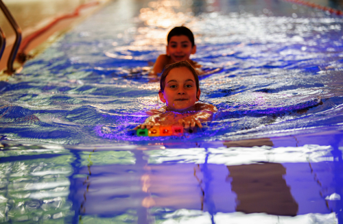 Zwei Kinder schwimmen im Schwimmbecken vom Lohfeld Bad