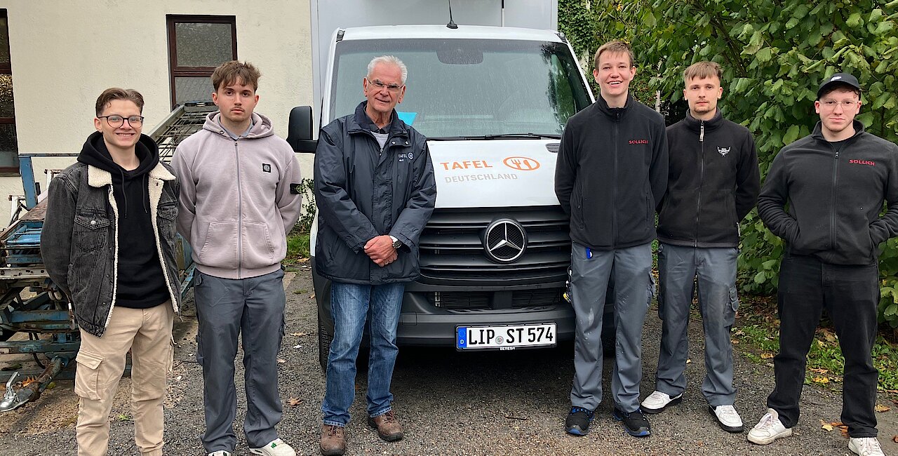 Helfende Hände bei der ortsansässigen Tafel