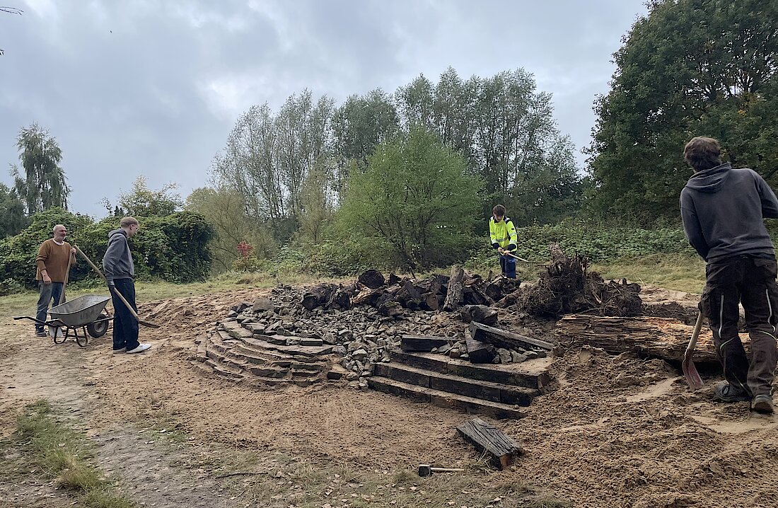 In der Lindemannsheide arbeiten Azubis am Reptilien-Projekt des Umweltzentrums Heerser Mühle e.V..