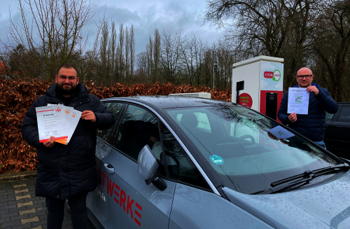 Das Team der Energieberatung zeigt die Urkunden für die Auszeichnung zum TOP-Lokalversorger