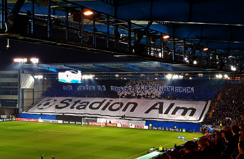 Blick auf die Stadiontribünen