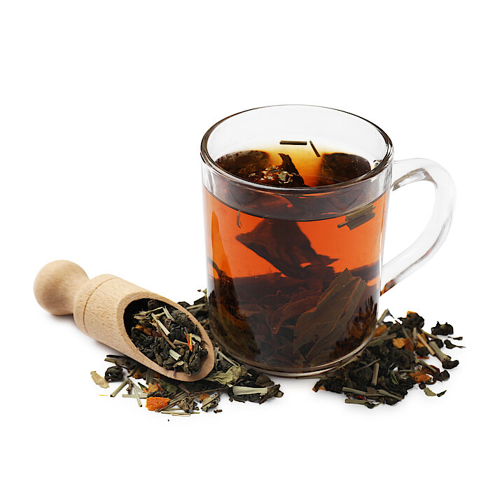 Aromatischer Tee und getrocknete Blätter, isoliert auf Weiß