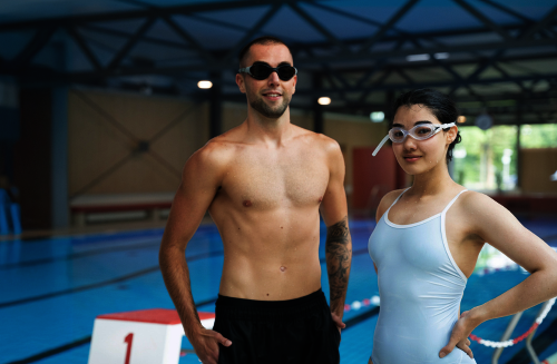 Mann und Frau stehen vor dem Schwimmbecken im Lohfeld Bad