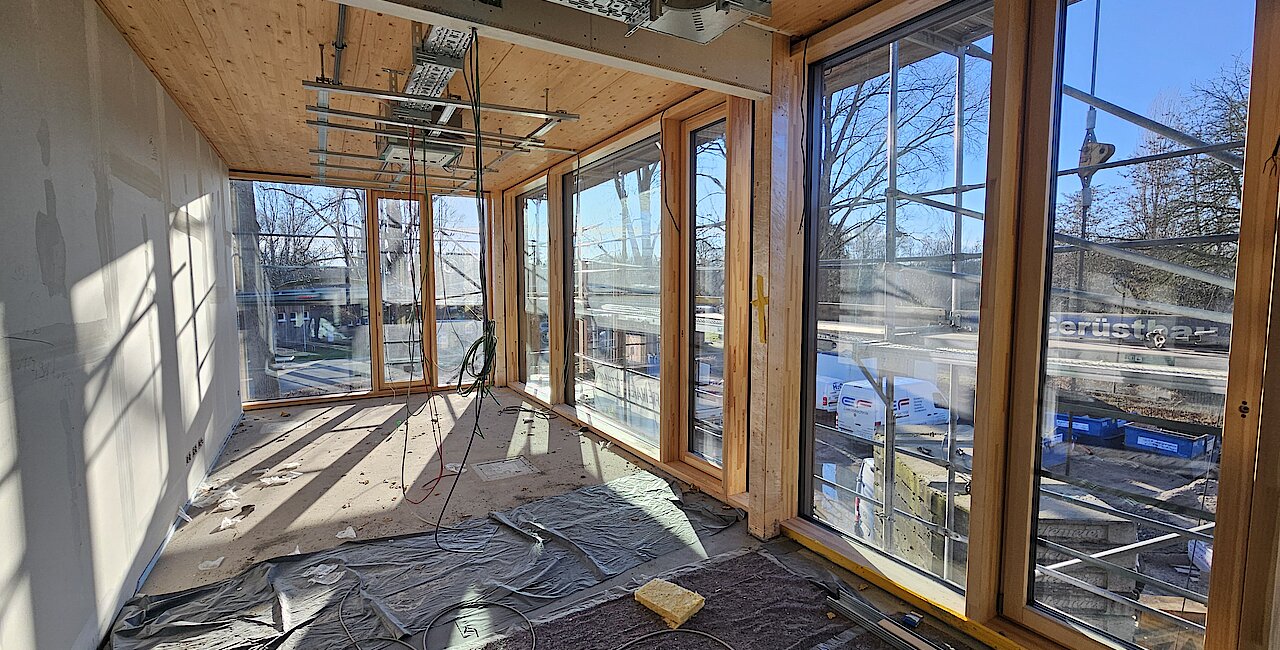 Die Büros im Coworking Bereich des Freihafens werden mit großen Fensterfronten ausgestattet.