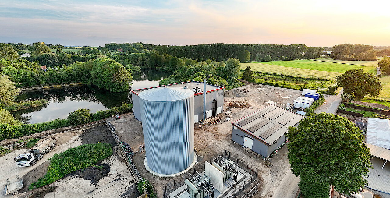 Bildbeschreibung: Luftaufnahme vom neuen Umspannwerk, dem Wärmespeicher und innovativen Heizkraftwerk an der Ziegelstraße. 