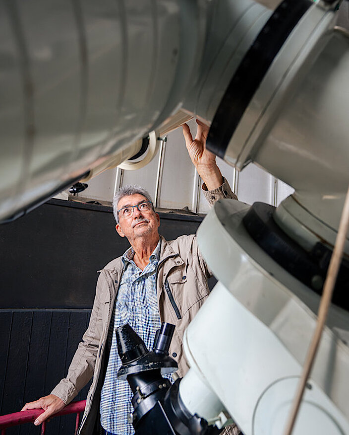 Manfred Hörsch prüft Teleskop in der Sternwarte Bad Salzuflen