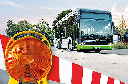 Stadtbus hält an der Haltestelle