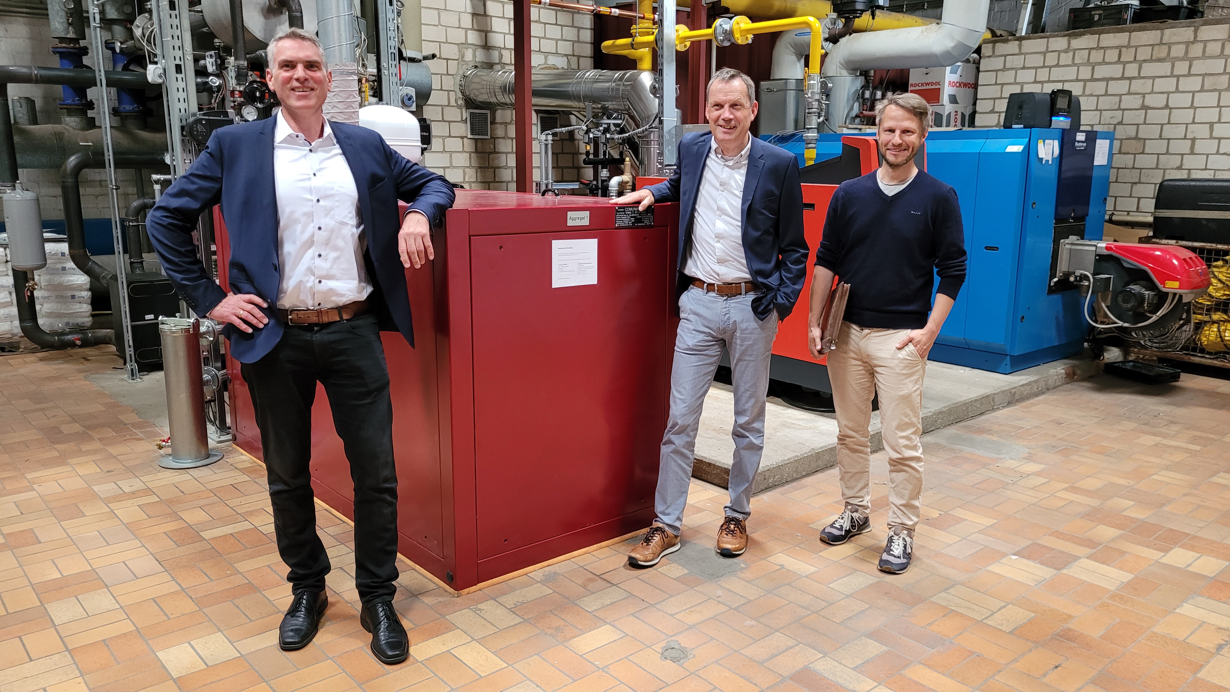 Uwe Bommersheim (Cayago) präsentiert mit Frank Lohmeier und Lars Nicklaus (beide Stadtwerke) das neue Heizkraftwerk in der Benzstraße. 